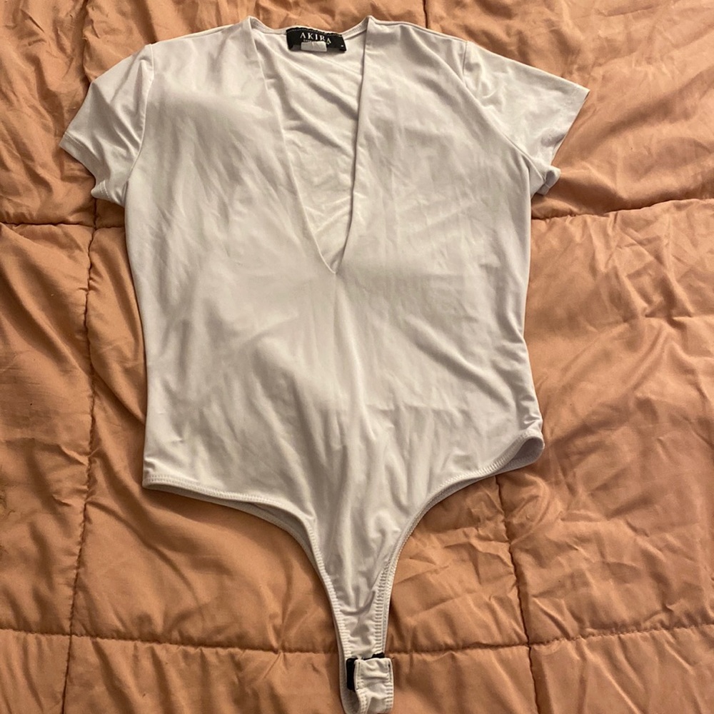 Super cute white V neck bodysuit 😍